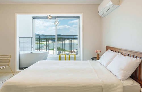 Samcheok Casa | Samcheok Kong & Bee Ocean View Spa Pensi