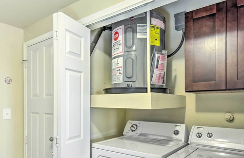 Eckhert Crossing Condominio | San Antonio Condo w/ Shared Hot Tub & Pool!