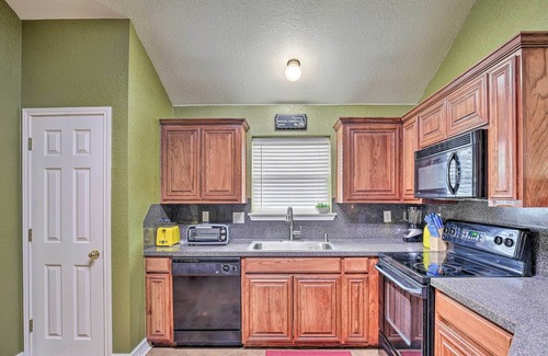 Heritage Casa | San Antonio Family Home w/ Deck ~ 16 Mi to Dtwn!