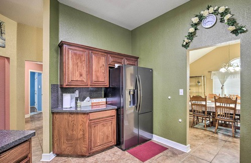 Heritage Casa | San Antonio Family Home w/ Deck ~ 16 Mi to Dtwn!