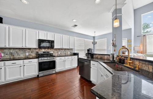 Stone Oak Casa | San Antonio Oasis Hot Tub & Pool Access home