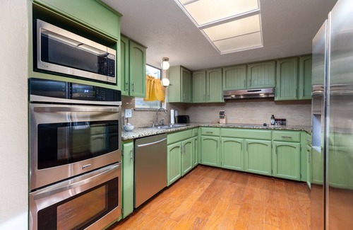 San Antonio Casa | Sleeps 18~Basketball Court~Pool~Playground~Games