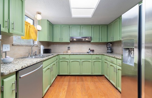 San Antonio Casa | Sleeps 18~Basketball Court~Pool~Playground~Games