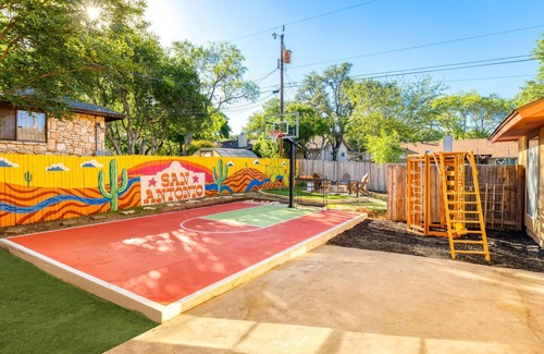 San Antonio Casa | Sleeps 18~Basketball Court~Pool~Playground~Games