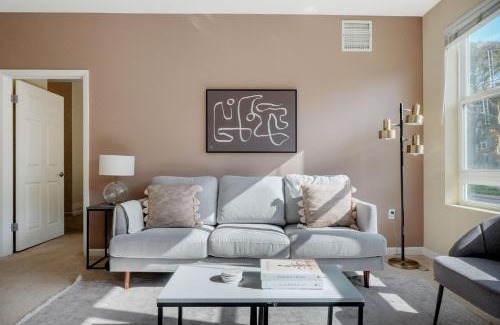 San Bruno Apartamento | San Bruno 2br w pool spa gym nr groceries SFO-1398
