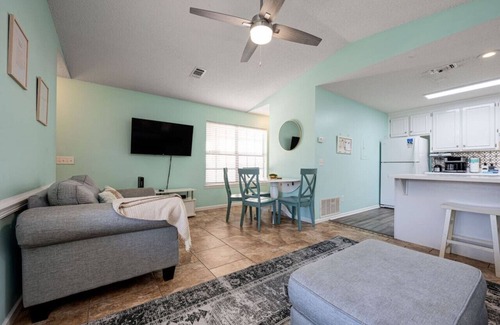 Summer Breeze Casa | SAN-DEE | Affordable Condo + 5min WALK TO BEACH!