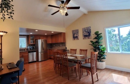 El Sobrante Casa | San Francisco 20 miles away and Napa Valley a 30-mile drive.