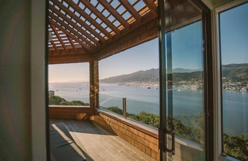 Strawberry Casa | San Francisco Marin Waterfront Architectural Stunner