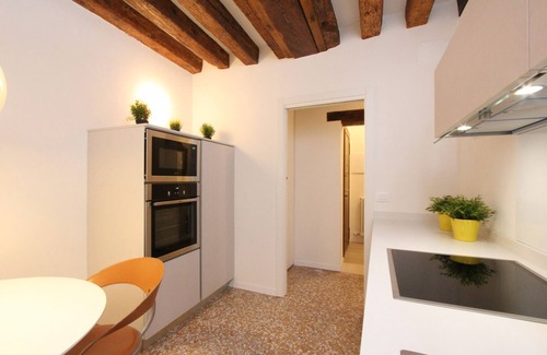 San Polo Apartamento | San Polo Canal View, 500m from Rialto´s Bridge