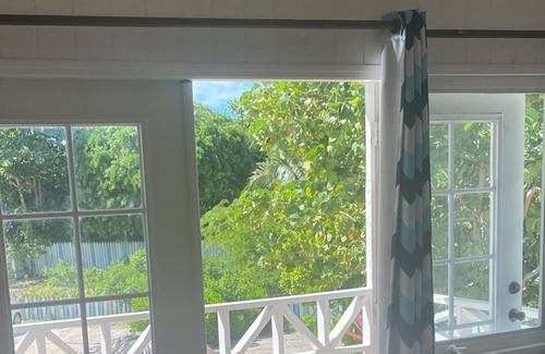 Coral Harbour Apartamento | Experience the Real Bahamas, 10 mins from the Airport, On the Beach
