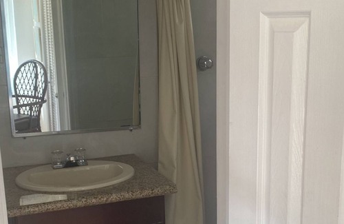 Coral Harbour Apartamento | Experience the Real Bahamas, 10 mins from the Airport, On the Beach