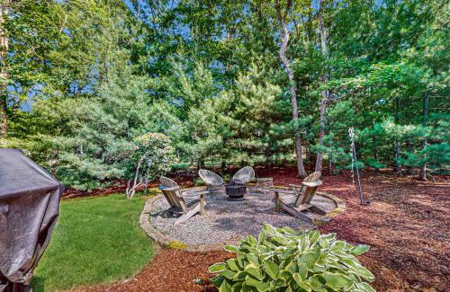 East Falmouth Casa | Sanctuary In The Woods