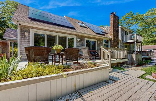 East Falmouth Casa | Sanctuary In The Woods