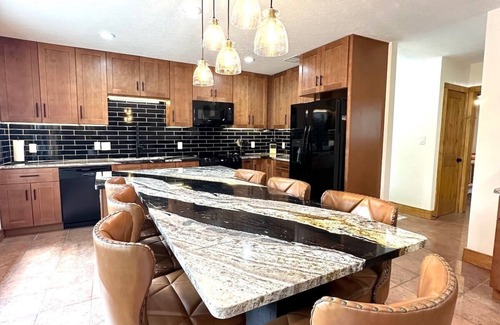 Uvalde County Casa | Sanctuary on the Frio River Frontage 5 bedrooms, 3.5 baths, Hot Tub,& Fireplaces