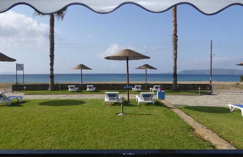 Foinikounta Condominio | Arena, mar, pequeñas islas y el horizonte. . .