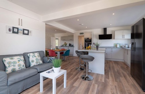 Benllech Casa | Sandaig - Pet-Friendly Holiday Home Near Benllech Beach