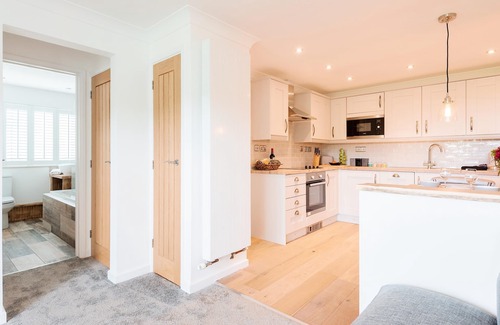 Mawgan Porth Apartamento | Se admiten perros apartamento contemporáneo con piscina comunitaria climatizada y aparcamiento. 5 minutos de M