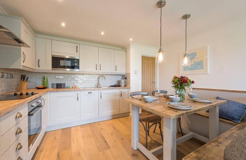 Mawgan Porth Apartamento | Se admiten perros apartamento contemporáneo con piscina comunitaria climatizada y aparcamiento. 5 minutos de M
