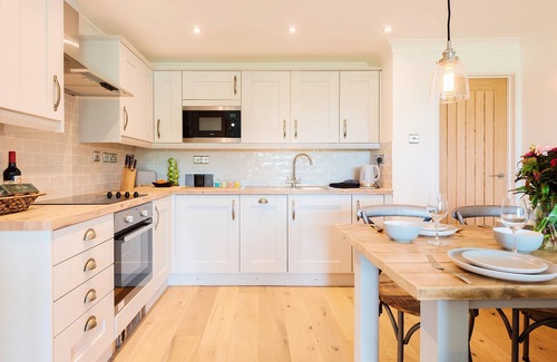 Mawgan Porth Apartamento | Se admiten perros apartamento contemporáneo con piscina comunitaria climatizada y aparcamiento. 5 minutos de M