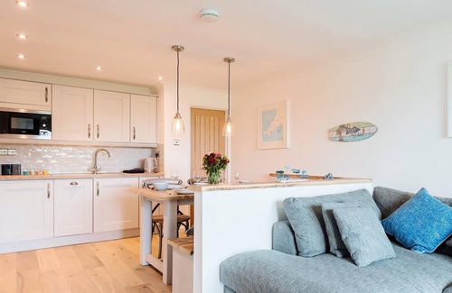 Mawgan Porth Apartamento | Se admiten perros apartamento contemporáneo con piscina comunitaria climatizada y aparcamiento. 5 minutos de M