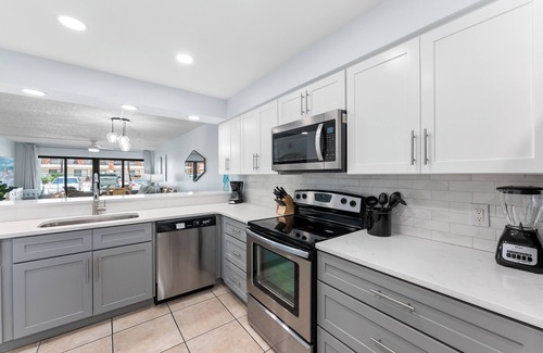 Cocoa Beach Condominio | Sandcastles by Happy Palm Stays
