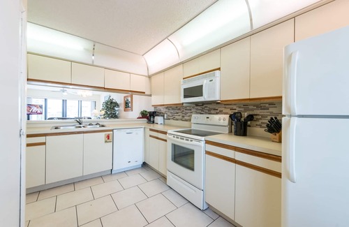 Cocoa Beach Condominio | Sandcastles by Happy Palm Stays