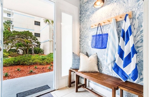 Cocoa Beach Condominio | Sandcastles by Happy Palm Stays