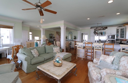 Wrightsville Beach Casa | Sandpiper Cottage - Oceanfront home with gourmet kitchen, Jacuzzi and more
