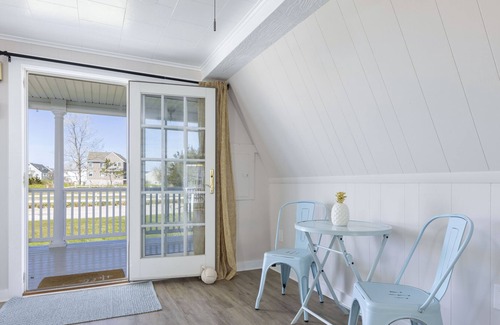 Misquamicut Cabaña | Sandpiper Cottage - Cozy summer cottage across the street from the beach!