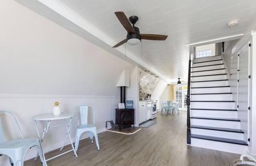 Misquamicut Cabaña | Sandpiper Cottage - Cozy summer cottage across the street from the beach!