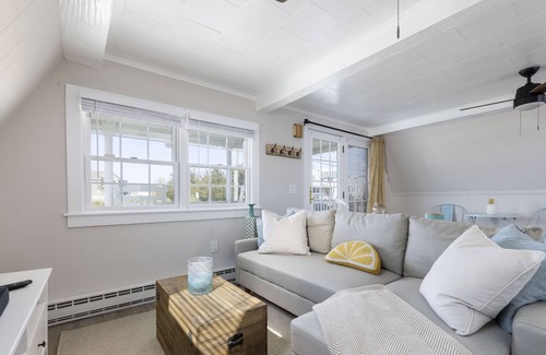 Misquamicut Cabaña | Sandpiper Cottage - Cozy summer cottage across the street from the beach!