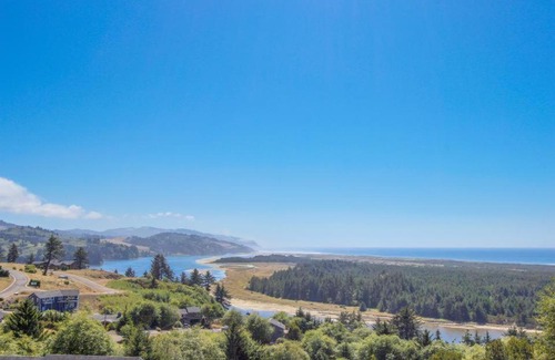 Pacific City Casa | Sandpiper Cottage - Meredith Lodging