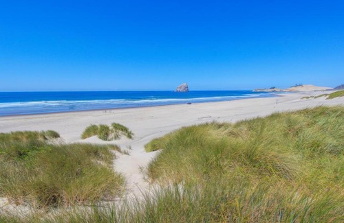 Pacific City Casa | Sandpiper Cottage - Meredith Lodging