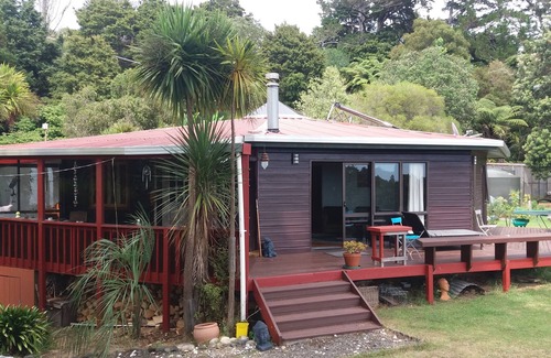 Matapouri Casa | Sandy Bay overlooking Poor Night Islands you will find Valley of Dreams