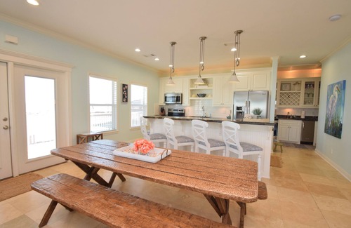Crystal Beach Cabina | Sandy Bottoms~4 bedroom 2 bathroom~ steps away from the beach with great views!