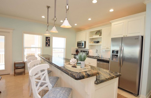 Crystal Beach Cabina | Sandy Bottoms~4 bedroom 2 bathroom~ steps away from the beach with great views!