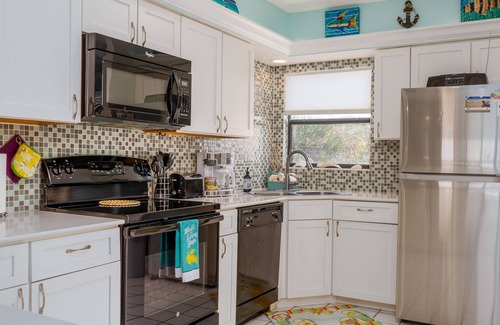 Holmes Beach Condominio | Literalmente pasos a la playa! Amplio y ligero!