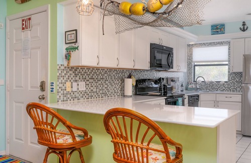 Holmes Beach Condominio | Literalmente pasos a la playa! Amplio y ligero!