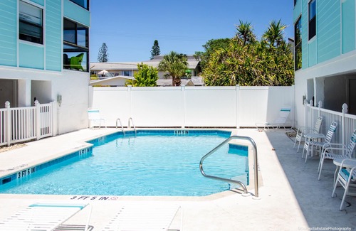 Holmes Beach Condominio | Literalmente pasos a la playa! Amplio y ligero!