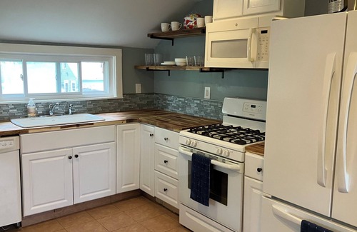 Lake Erie Beach Casa | Sandy Cheeks is perfect for your next family vacation! Walk to Lake Erie Beach.