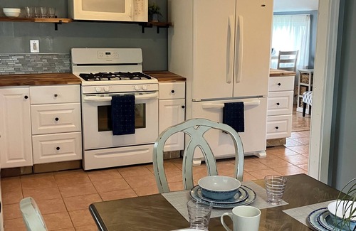 Lake Erie Beach Casa | Sandy Cheeks is perfect for your next family vacation! Walk to Lake Erie Beach.
