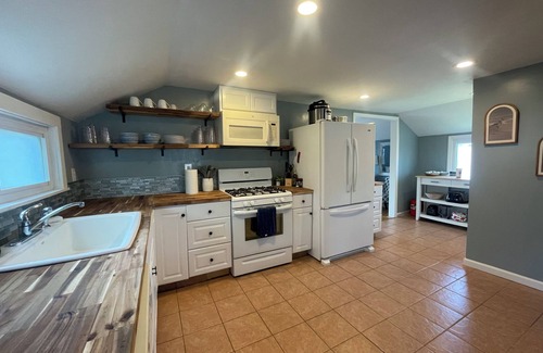Lake Erie Beach Casa | Sandy Cheeks is perfect for your next family vacation! Walk to Lake Erie Beach.