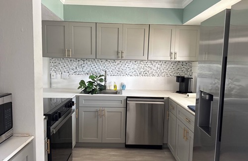 Bradenton Beach Condominio | Sandy Feet Retreat Unit 108 at Runaway Bay. 1 min walk to beach.
