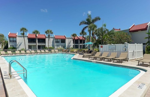 Bradenton Beach Condominio | Sandy Feet Retreat Unit 108 at Runaway Bay. 1 min walk to beach.