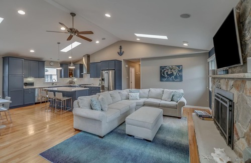 Country Club Estates Casa | Sandy feet retreat..three blocks to beach!