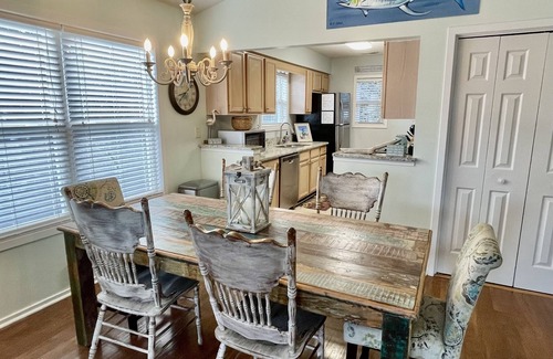 Surfside Beach Casa | 'Pies Retiro de Sandy ... Pasos de la playa, Se aceptan mascotas, Familia Beach Cottage