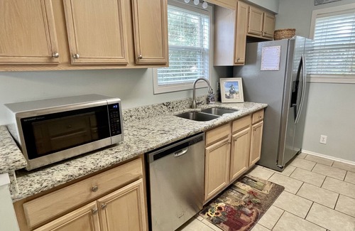 Surfside Beach Casa | 'Pies Retiro de Sandy ... Pasos de la playa, Se aceptan mascotas, Familia Beach Cottage