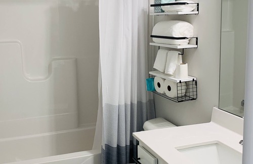 Southeast Raleigh Apartamento | Sandy Haven: A Luxe Retreat Near Downtown Raleigh