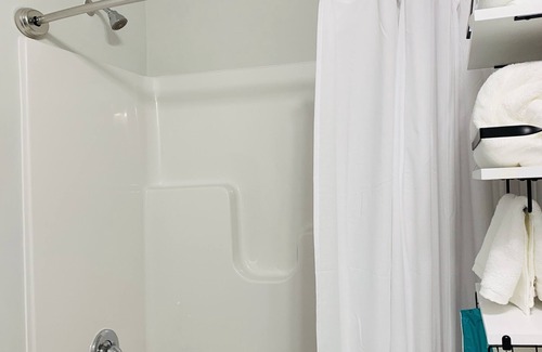 Southeast Raleigh Apartamento | Sandy Haven: A Luxe Retreat Near Downtown Raleigh