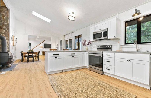Marmot Casa | Sandy River Retreat | Pet Friendly | Epic Fishing